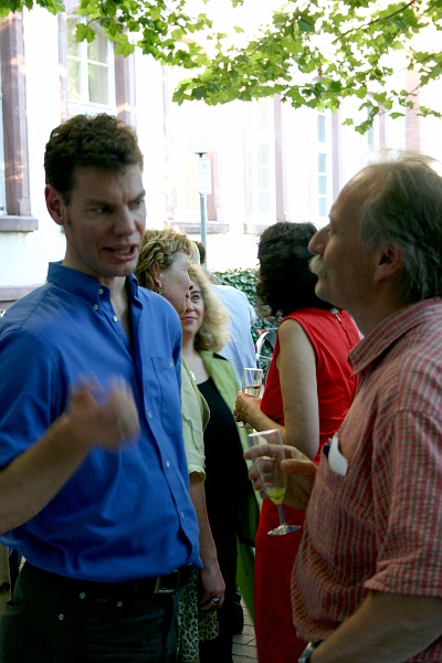 Bild 079tw.jpg - Annette Niesyto; Dipl.-Sozialwirt Matthias Otten, wissenschaftlicher Mitarbeiter am ZAK im Gespräch mit PD Dr. Walter Jungmann